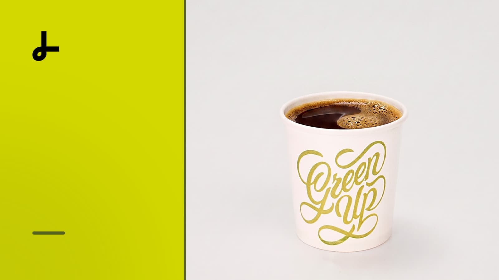 Copo de papel personalizado Lumenpack servido com café, com lettering dourado aplicado.