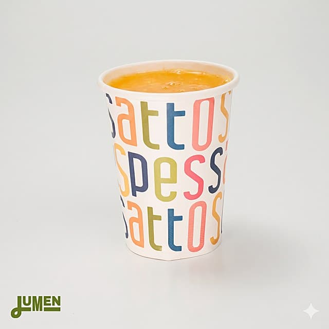 Copo de papel personalizado Lumenpack de 400 ml servido com refrigerante.