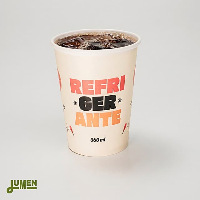 Copo de papel personalizado Lumenpack de 500 ml servido com refrigerante.
